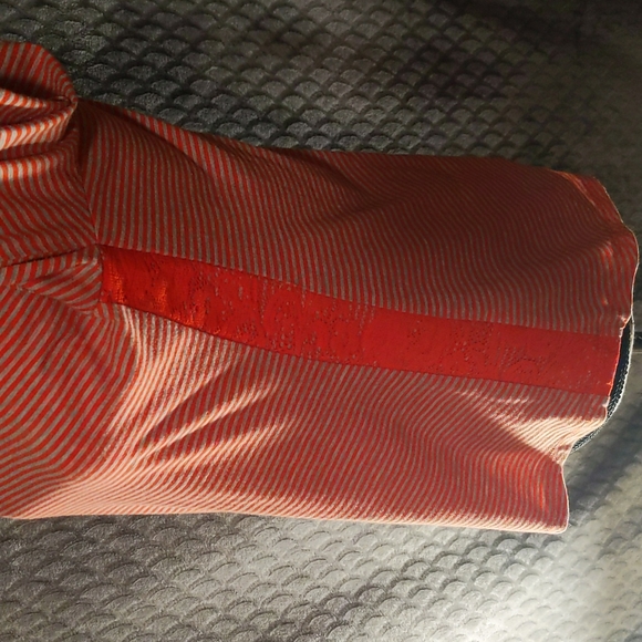 3/4 Sleeve shirt. Criss Cross back - Picture 2 of 4